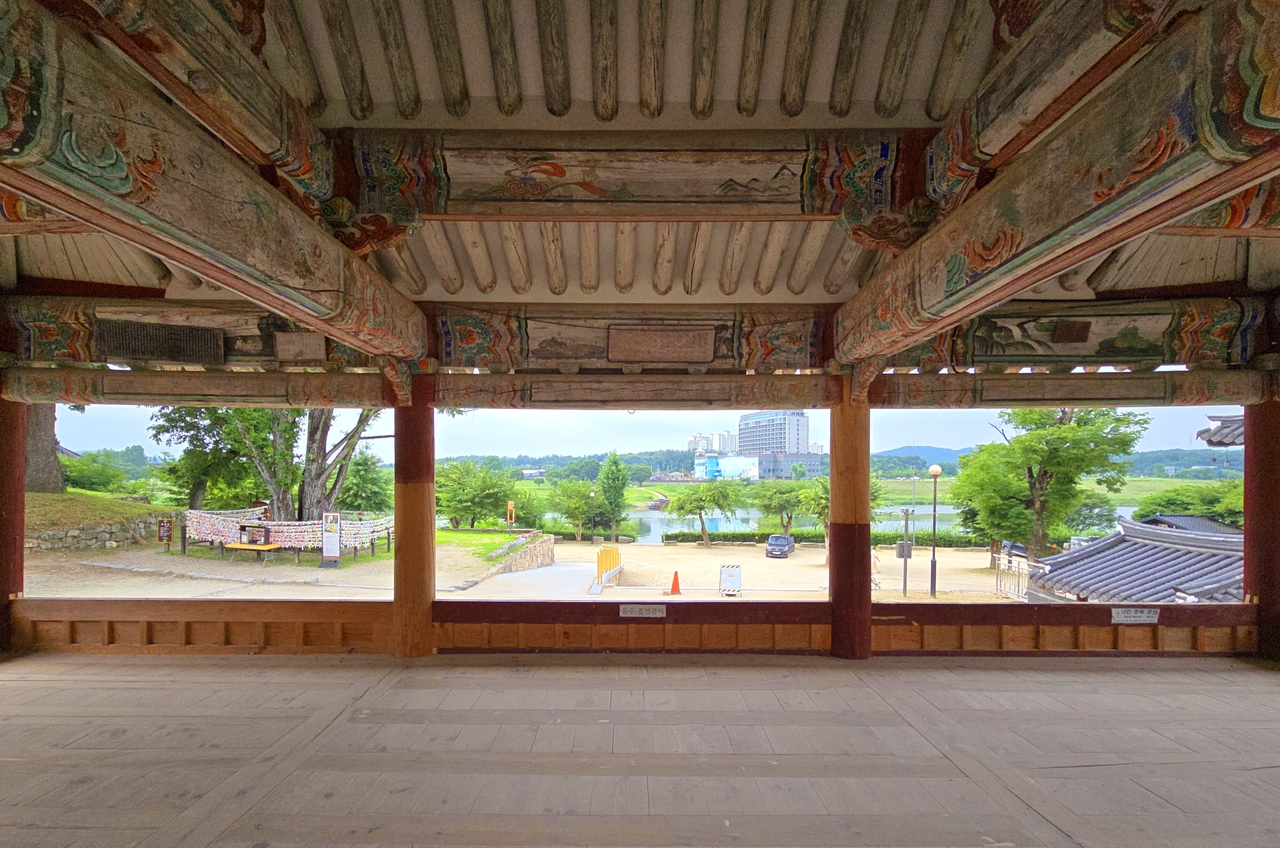 신륵사 맨 앞 전각은 남한강 풍경을 감상하는 구룡루이다.