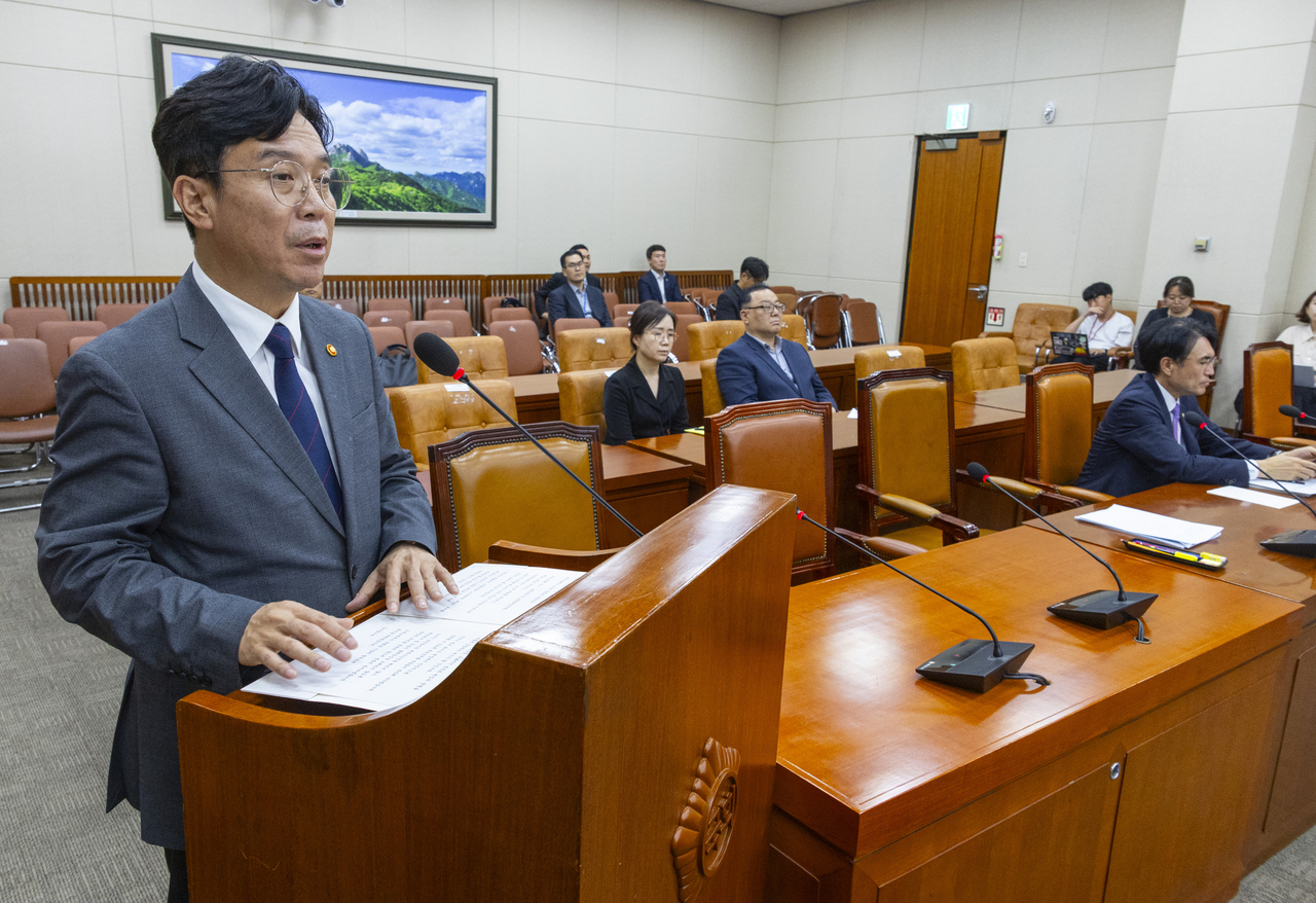 김영훈 고용노동부 장관이 7월 28일 윤석열 전 대통령이 거부권(재의요구권)을 행사했던 ‘노란봉투법’(노조법 2·3조 개정안)이 국회 환경노동위원회에서 통과된 뒤 인사말을 하고 있다.  이날 노조법  2·3조 개정안은 이날 소위를 통과한 뒤 환노위 전체회의에서 국민의힘 의원들이 퇴장한 가운데 처리됐다. [연합]