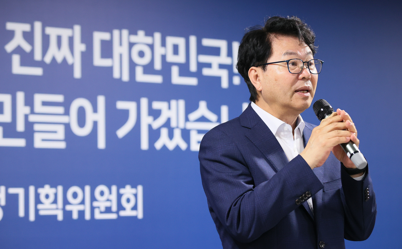 14일 서울 종로구 정부서울청사 창성동 별관에서 열린 국정기획위원회 해단식에서 이한주 위원장이 인사말을 하고 있다. [연합]