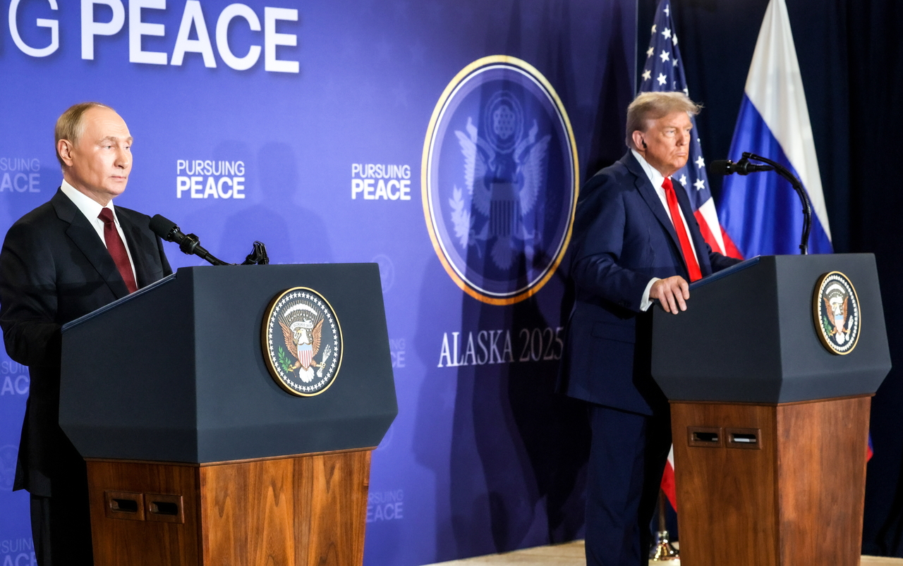 Russian President Vladimir Putin (left) US President Donald Trump give a joint press conference in Alaska, Friday. (Tass-Yonhap)