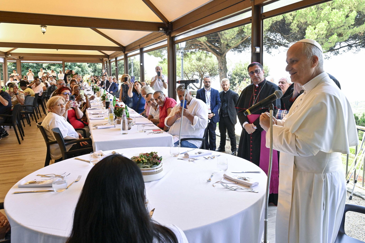 Pope Leo XIV (right) hosts a festive lunch with the poor of the Diocese of Albano Laziale at Borgo Laudato Si, in the garden of the Pontifical Villas in Castel Gandolfo, Italy, Sunday.    (EPA-Yonhap)
