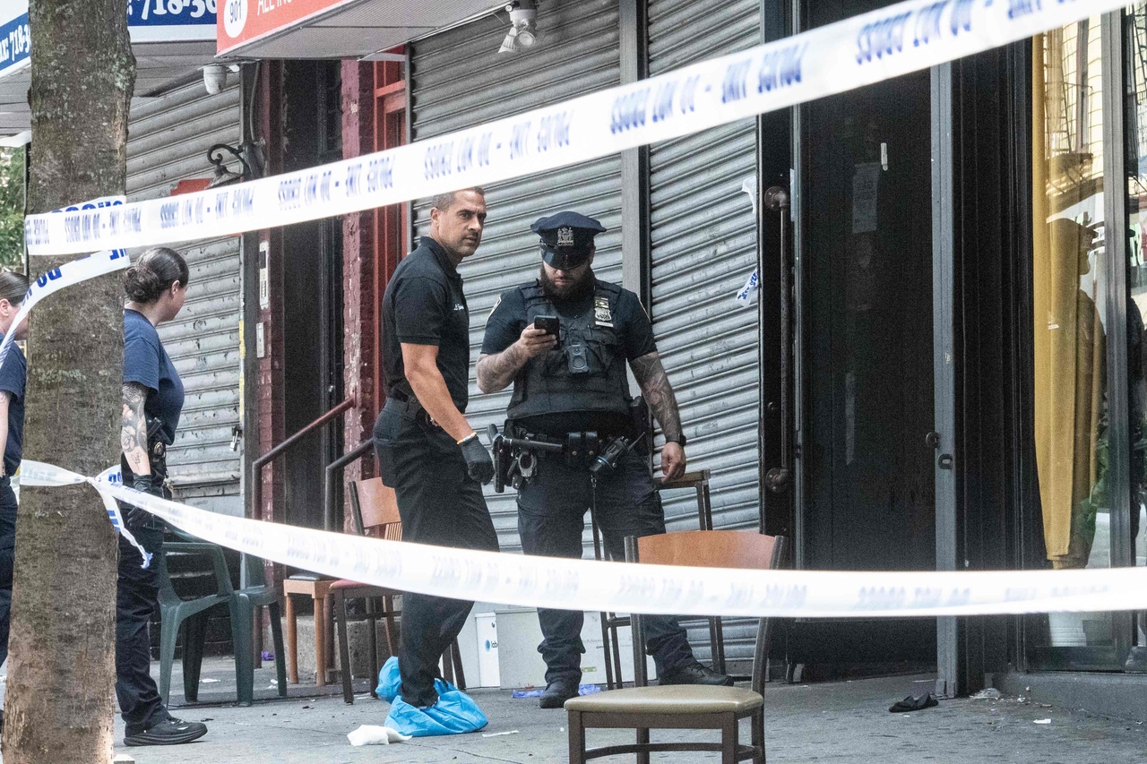 Police officers investigate a shooting scene in the Crown Heights neighborhood of the Brooklyn borough in New York, Sunday. (AFP-Yonhap)