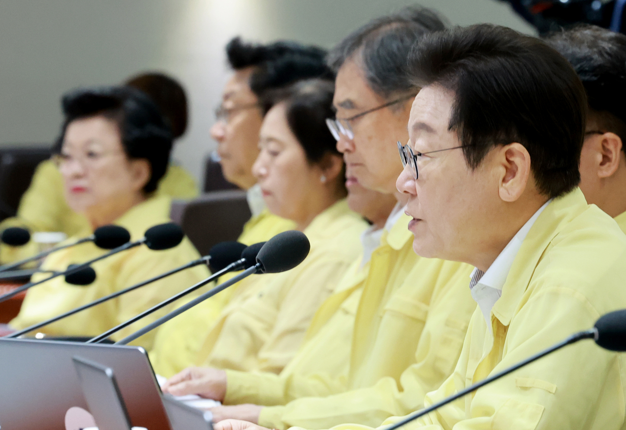 President Lee Jae Myung presides over a Cabinet meeting in the presidential office in Seoul on Monday, as South Korea begins a four-day nationwide civil defense exercise alongside joint military drills with the United States. (Yonhap)