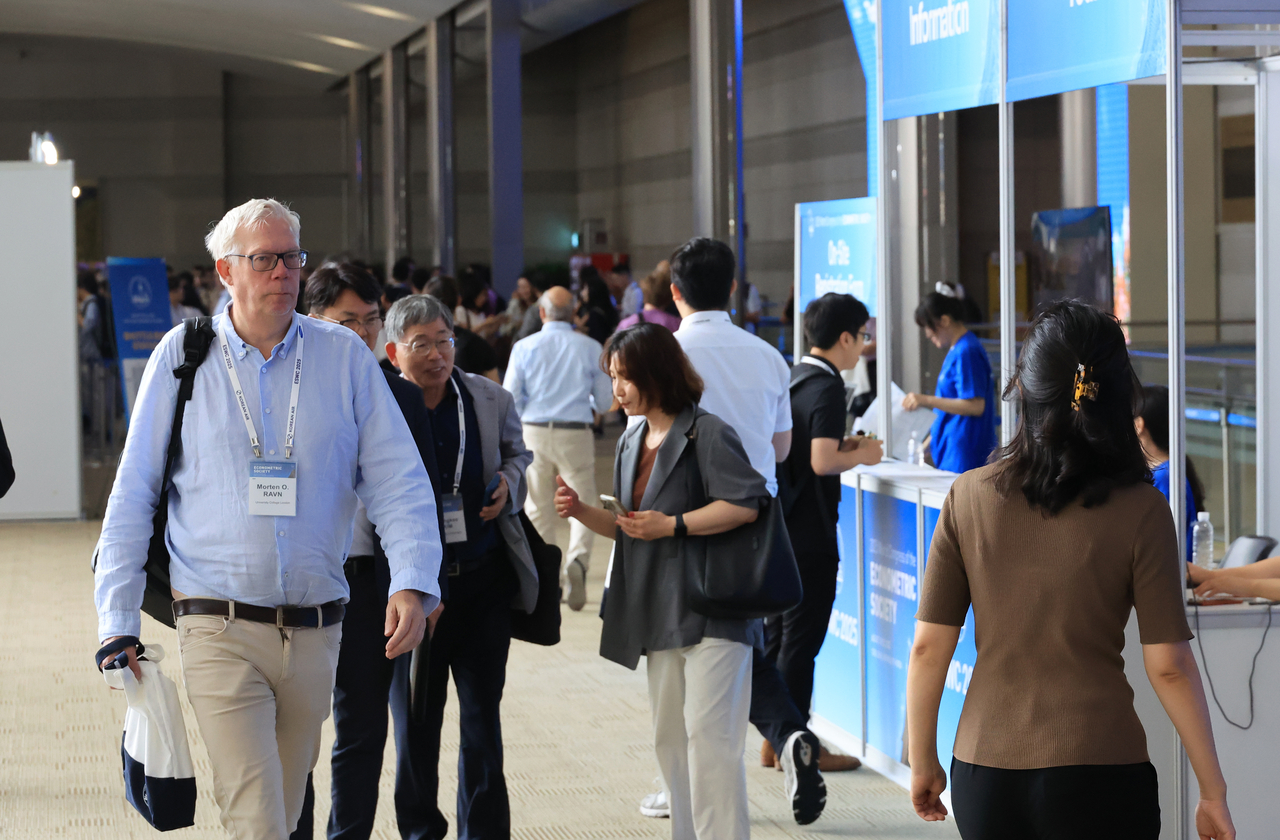 Participants register at the 13th World Congress of the Econometric Society held at COEX in Gangnam-gu, Seoul, on Monday. (Yonhap)