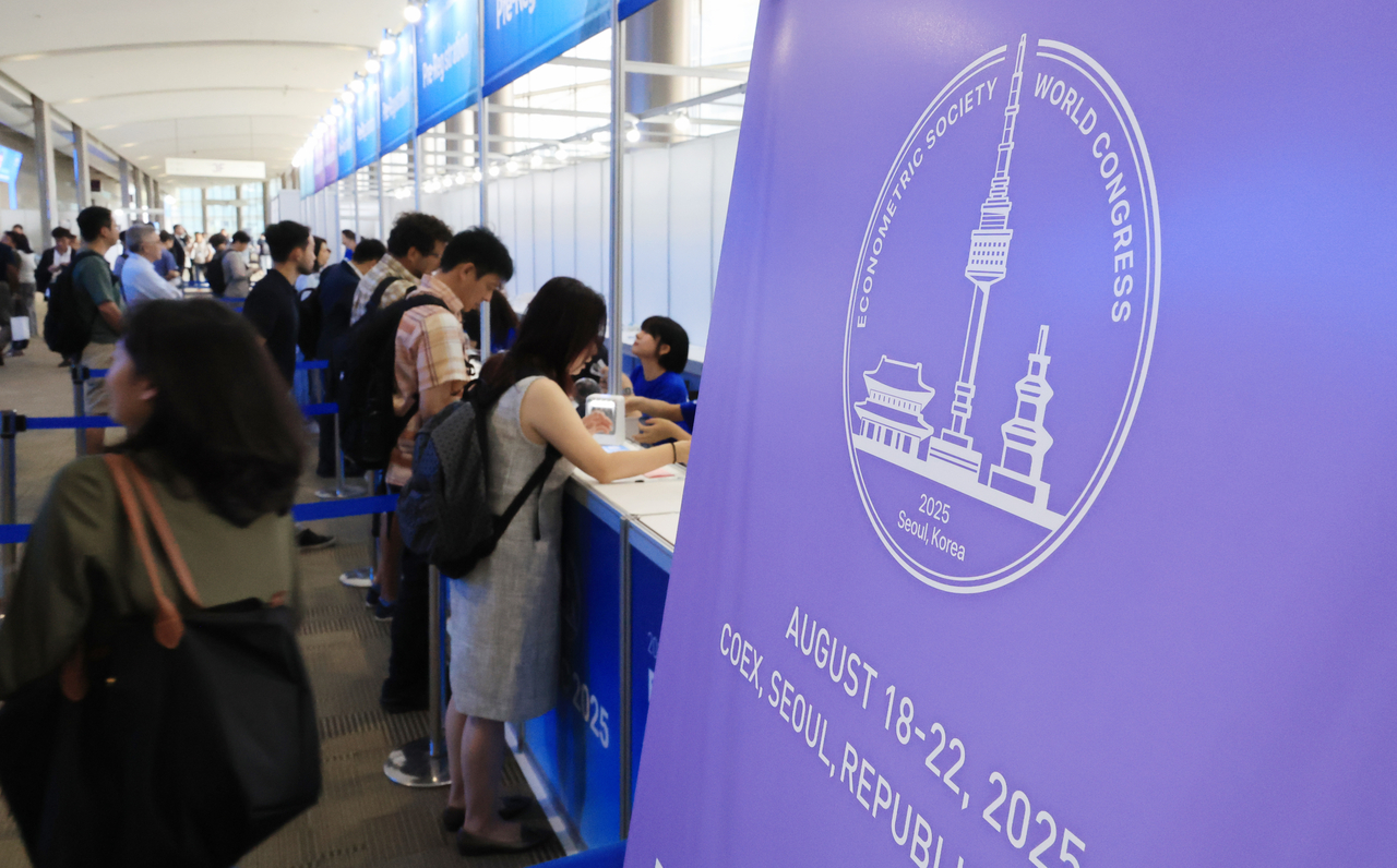 Participants register at the 13th World Congress of the Econometric Society held at COEX in Gangnam-gu, Seoul, on Monday. (Yonhap)