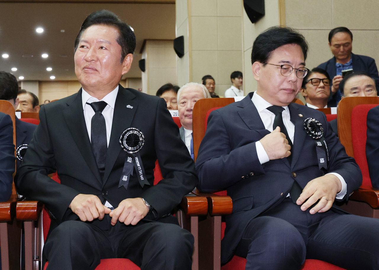 정청래(앞줄 왼쪽) 더불어민주당 대표와 송언석 토토사이트 토스 입금의힘 비상대책위원장 겸 원내대표가 18일 서울 동작구 국립서울현충원 현충관에서 열린 김대중 전 대통령 서거 16주기 추모식에서 서로 다른 곳을 보며 자리에 앉아 있다. [연합]