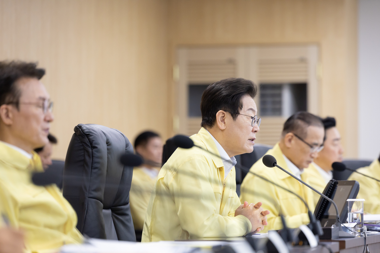 President Lee Jae Myung (center) speaks during a national security council meeting he convened on Monday. (Presidential office)