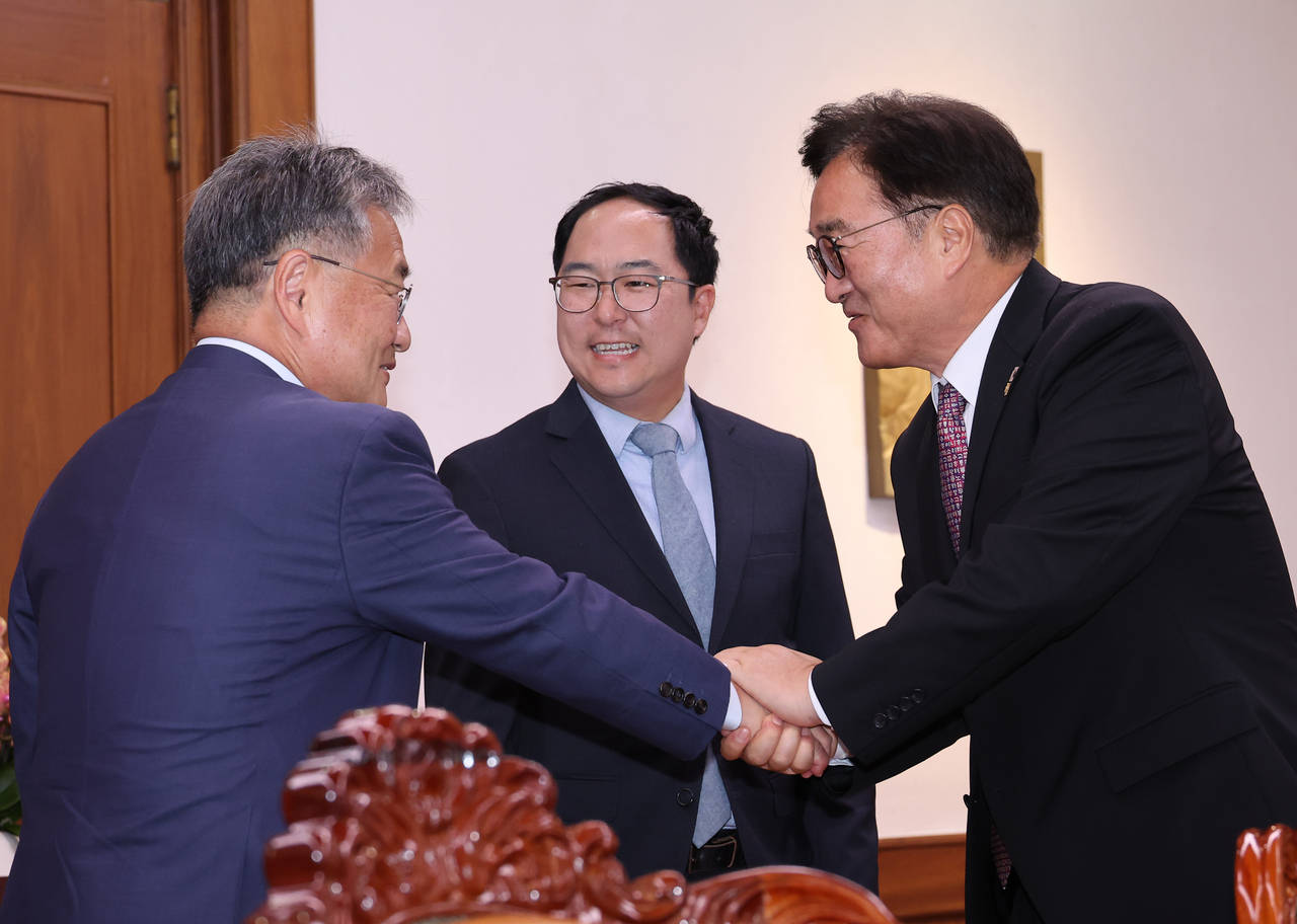 National Assembly Speaker Rep. Woo Won-shik (right) shakes hands with Joseph Yun (left), acting US ambassador to South Korea, who visited Woo’s office along with US Sen. Andy Kim, D-New Jersey, at the National Assembly in Yeouido, Seoul, Monday. (Yonhap)