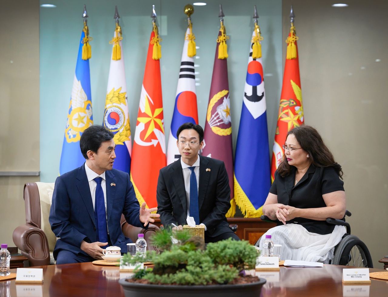 South Korean Defense Minister Ahn Gyu-back (left) speaks with US Sen. Tammy Duckworth (right), D-Illinois, at the Defense Ministry in Yongsan-gu, central Seoul, Monday. (Defense Ministry via Yonhap)
