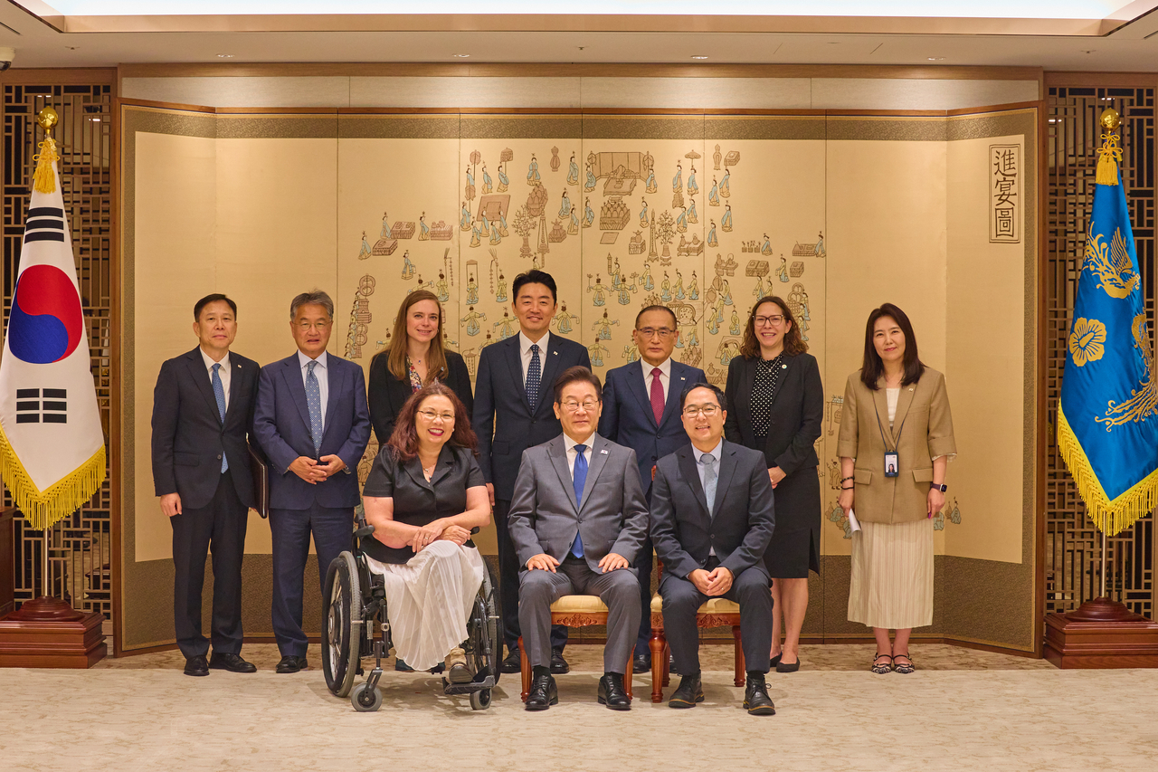 President Lee Jae Myung (center, front row) poses for a photo with US Sen. Tammy Duckworth (front left), Sen. Andy Kim (front right) and Joseph Yun (second from left, back row), acting US ambassador to South Korea, at the presidential office in Yongsan, Seoul, Monday. (Yonhap)