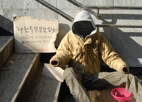 'I am an invisible person'
An installation artwork that likens the plight of society’s neglected and underprivileged to invisible people.
Empty clothes were erected in places where homeless people are often seen sitting, as if the person had vanished. (Jeski Social Campaign)