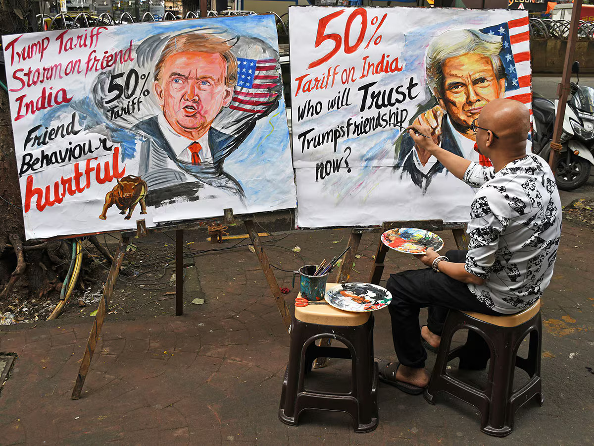 An artist paints a protest artwork depicting Donald Trump, following reports of a proposed 50% tariff on 토토사이트 확인n imports by the United States. Image: Ashish Vaishnav/SOPA Images/LightRocket via Getty Images