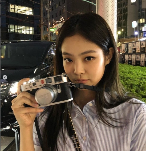 필름 카메라를 즐기는 블랙핑크 제니 [SNS]