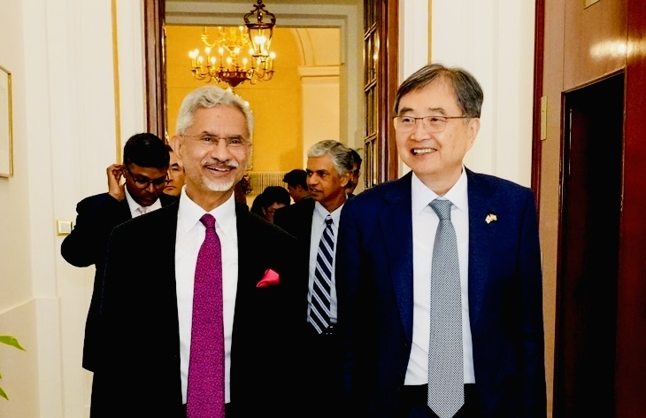 South Korean Foreign Minister Cho Hyun (right) and Indian Foreign Minister Subrahmanyam Jaishankar exchange greetings in New Delhi. (Foreign Ministry)