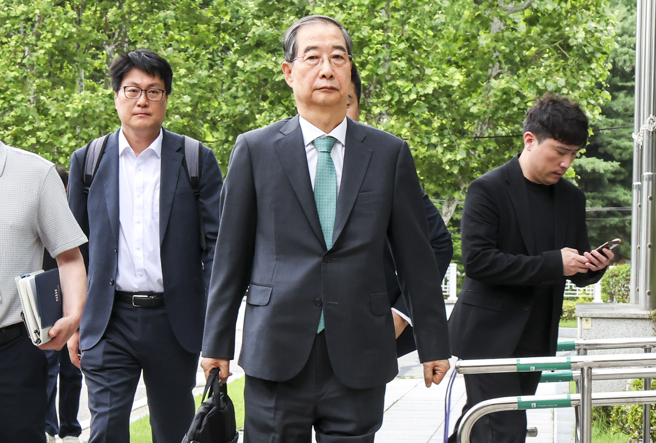 Former Prime Minister Han Duck-soo arrives at special counsel Cho Eun-suk's office in southern Seoul in this July 2. (Yonhap)