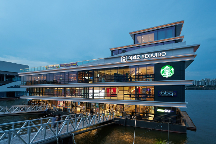 Starbucks Korea and BBQ stores at the Yeouido Pier (Starbucks Korea)