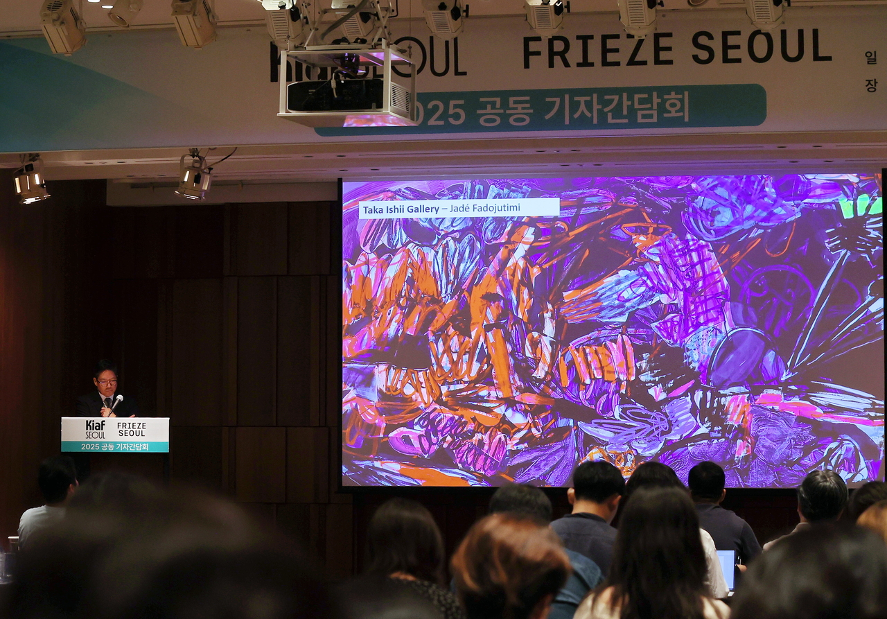 Patrick Lee, director of Frieze Seoul, introduces galleries participating in Frieze Seoul 2025 on Tuesday at Hotel Shilla in Seoul. (Yonhap)