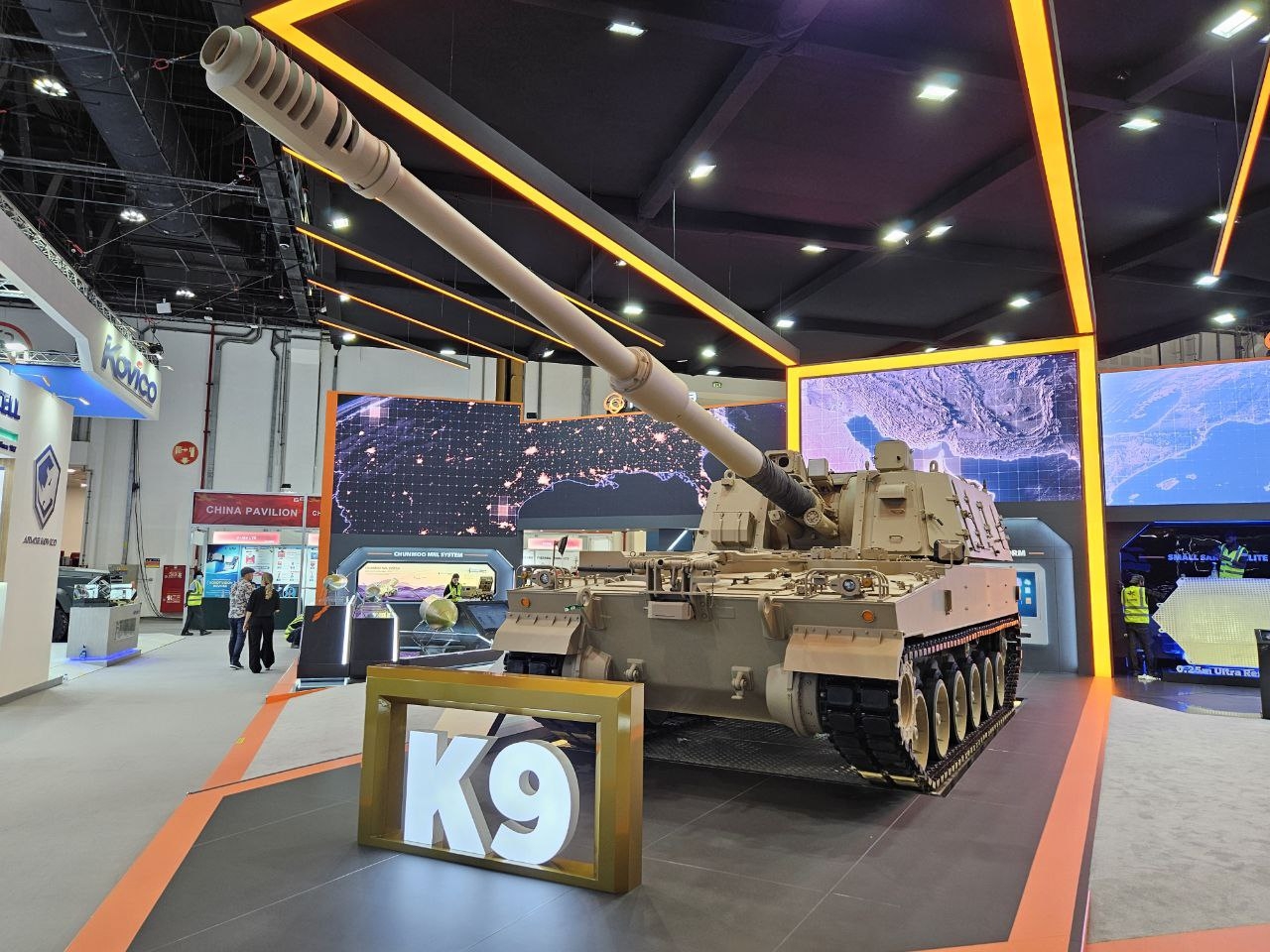 This photo shows the company's K9 self-propelled howitzer on display at the IDEX 2025 defense exhibition in Abu Dhabi. (Hanwha Aerospace Co.)