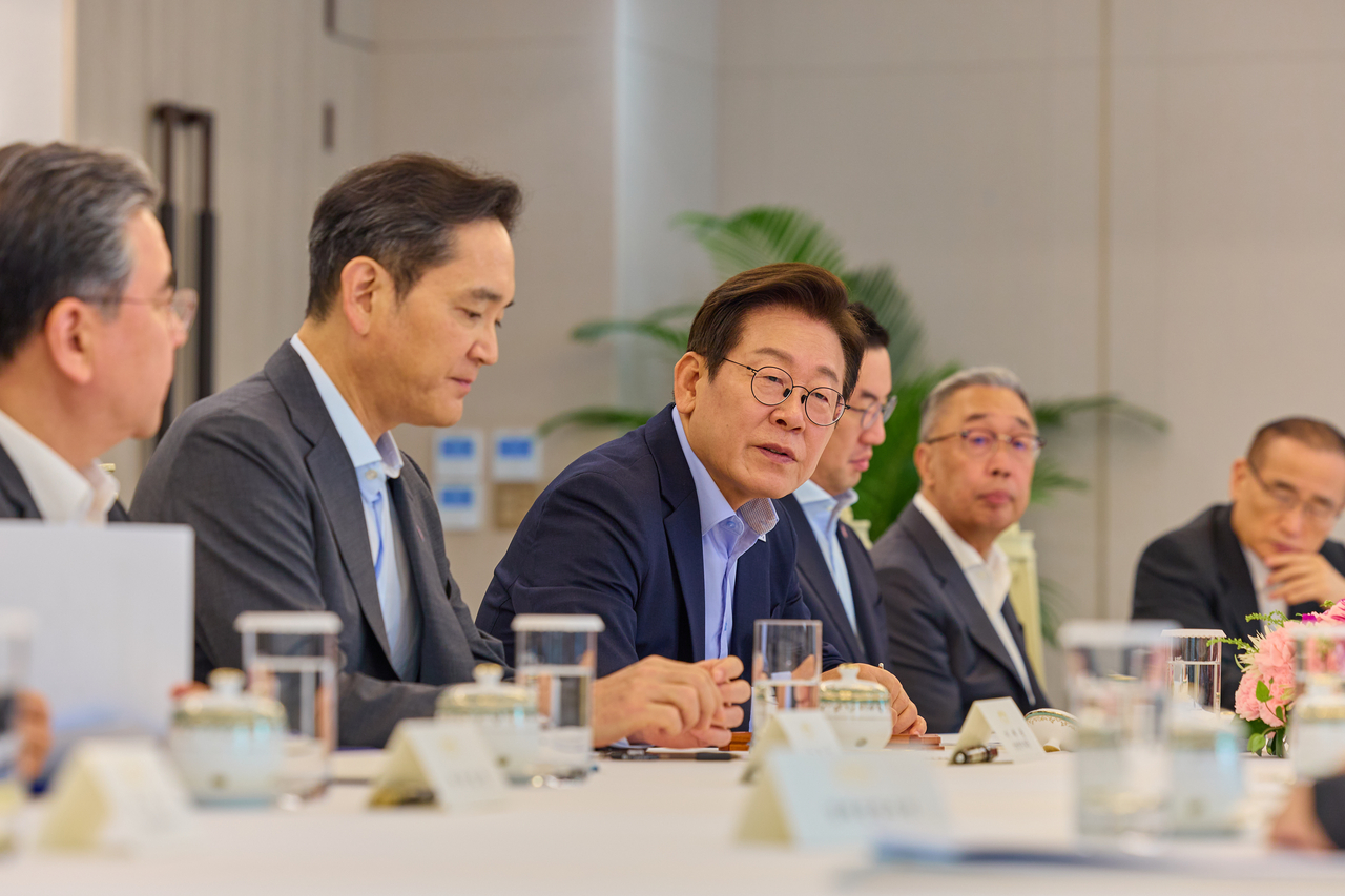 President Lee Jae Myung (third from left) speaks during a meeting with business leaders at the presidential office in Yongsan, Seoul, on Monday, along with Hyundai Motor Group Vice Chair Chang Jae-hoon (left), Samsung Electronics Chairman Lee Jae-yong (second from left), LG Group Chairman Koo Kwang-mo (third from right), Doosan Vice Chairman and Doosan Enerbility Chairman Park Gee-won (second from right), and National Security Adviser Wi Sung-lac. (Presidential Office)