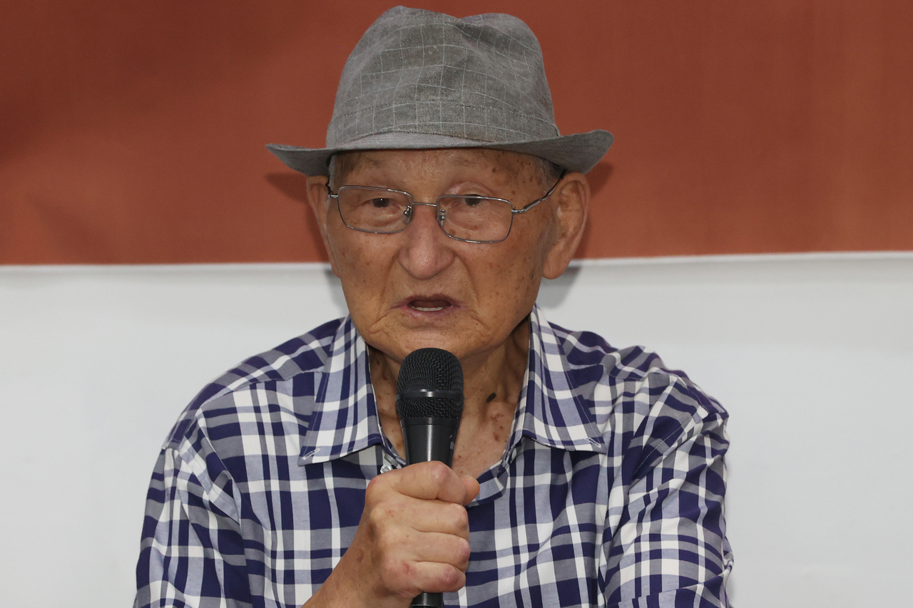 This photo shows Ahn Hak-sop, 95, a former North Korean spy agent, speaks at the press conference in Seoul on Aug. 8, calling on the government to repatriate him to North Korea. (Yonhap)