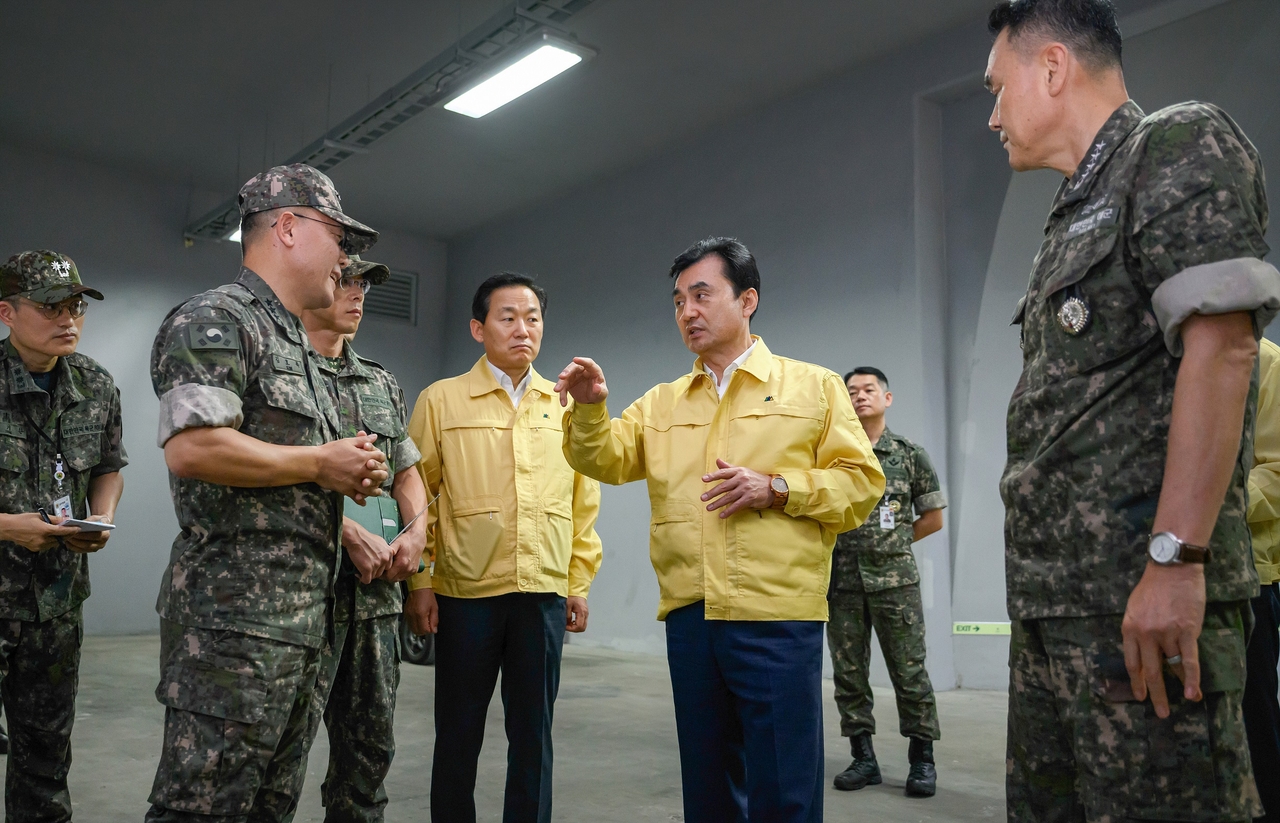 Defense Minister Ahn Gyu-back (center) speaks to military officials during a meeting on the first day of the Ulchi Freedom Shield exercise on Monday. (Ministry of National Defense)