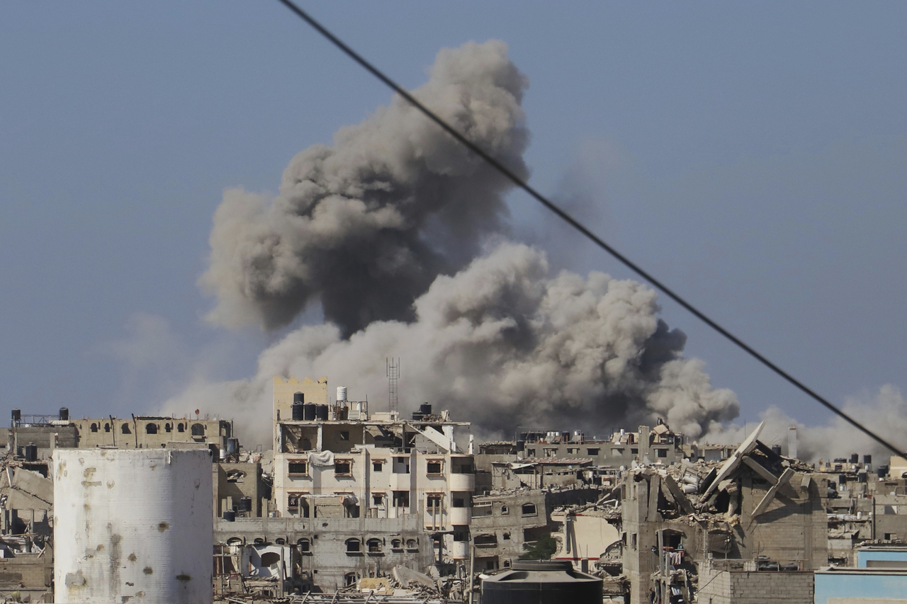 Smoke rises to the sky following an Israeli army airstrike in Khan Younis in the Gaza Strip on Monday.   AP-Yonhap
