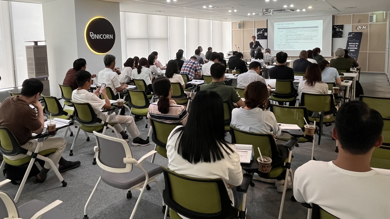 19일 열린 ‘첨단기술메이드 토토사이트 지정 제도 및 조세 감면 제도 설명회’에 참석한 대덕특구 혁신메이드 토토사이트 관계자들이 설명을 듣고 있다. [연구개발특구진흥재단 제공]
