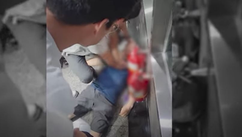 Assistant Inspector Jeong Yong-jin of the Seoul Suseo Police Station resuscitates a senior citizen who collapsed, in this video by the Seoul Metropolitan Police Agency. (Seoul Metropolitan Police Agency)
