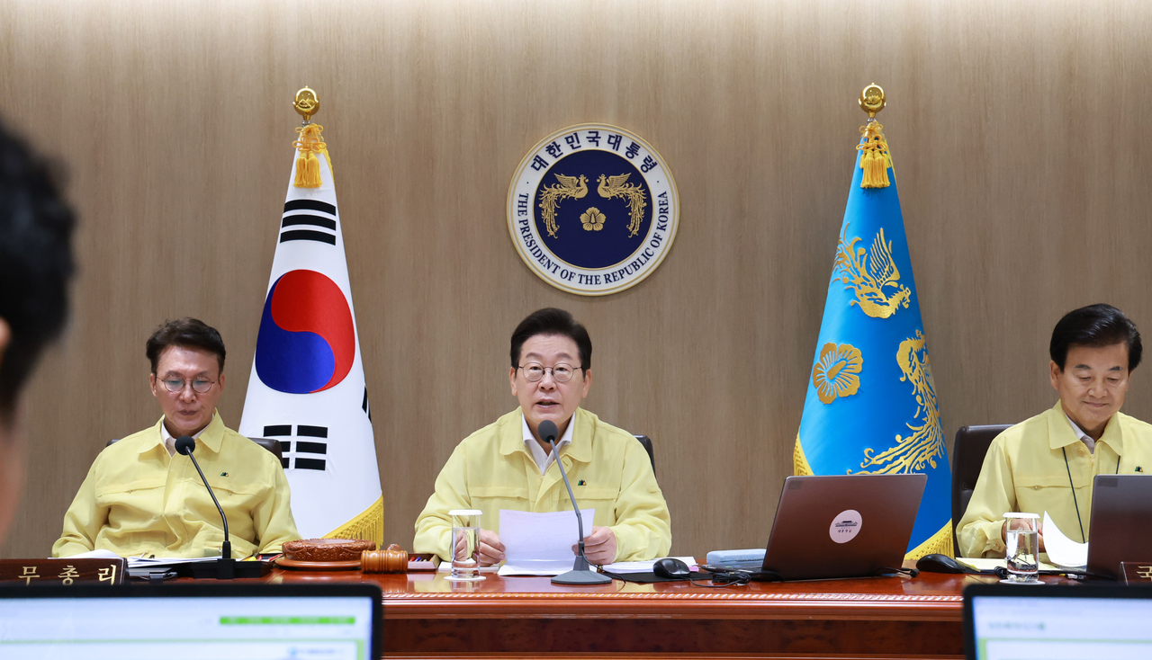 President Lee Jae Myung (center) speaks during a cabinet meeting held Monday. (Newsis)
