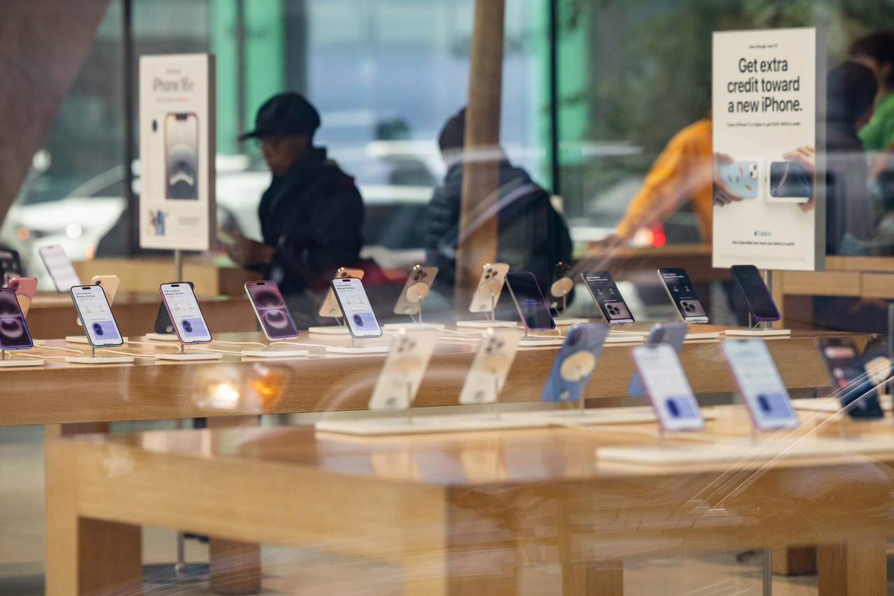 An Apple store in the Brooklyn borough of New York (Bloomberg)