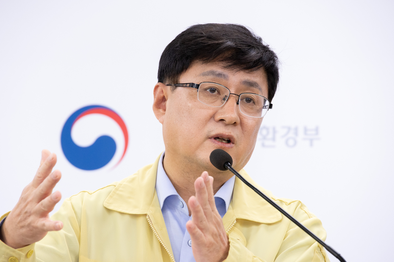 김성환 환경부 장관이 19일 정부세종청사 환경부 출입기자실에서 녹조 수질검사 방식과 정보공개 개편 관련 언론 브리핑을 하고 있다.[환경부 제공]