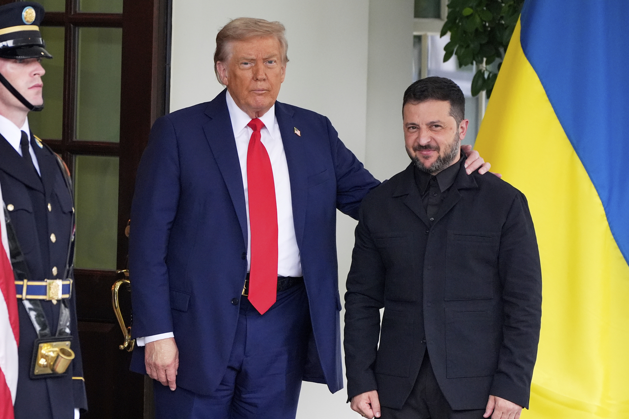 President Donald Trump (left) greets Ukraine's President Volodymyr Zelenskyy as he arrives at the White House on Monday.  AP-Yonhap