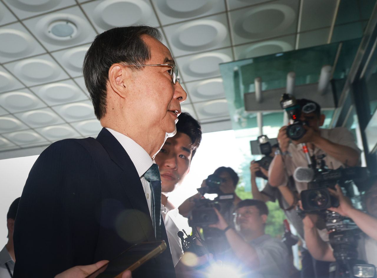 Former Prime Minister Han Duck-soo arrives at the Seoul High Prosecutors' Office in Seocho-gu, southern Seoul, for special counsel questioning on Tuesday. (Yonhap)