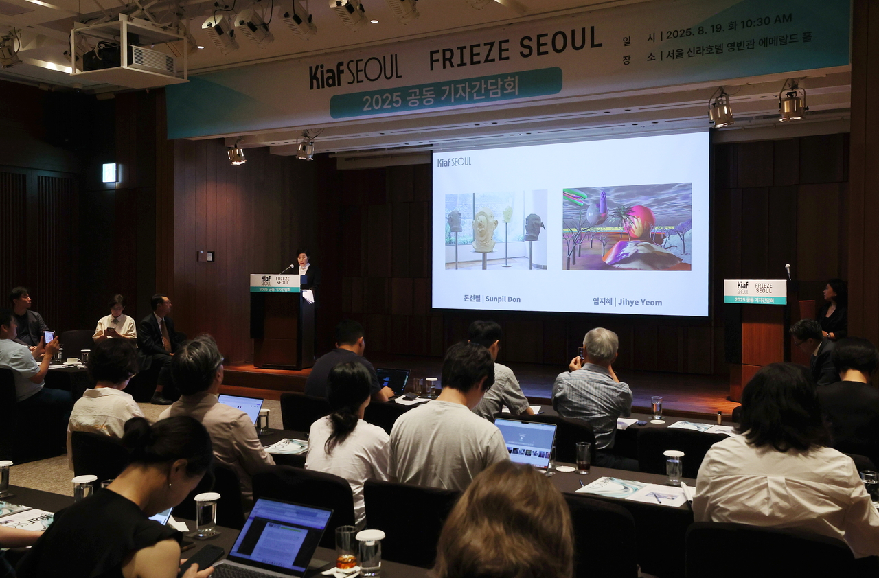Kim Jeung-sook, Kiaf Seoul's board member in charge of pubilc relations, speaks at a joint press conference with Frieze Seoul at Hotel Shilla in Seoul, Tuesday. (Yonhap)