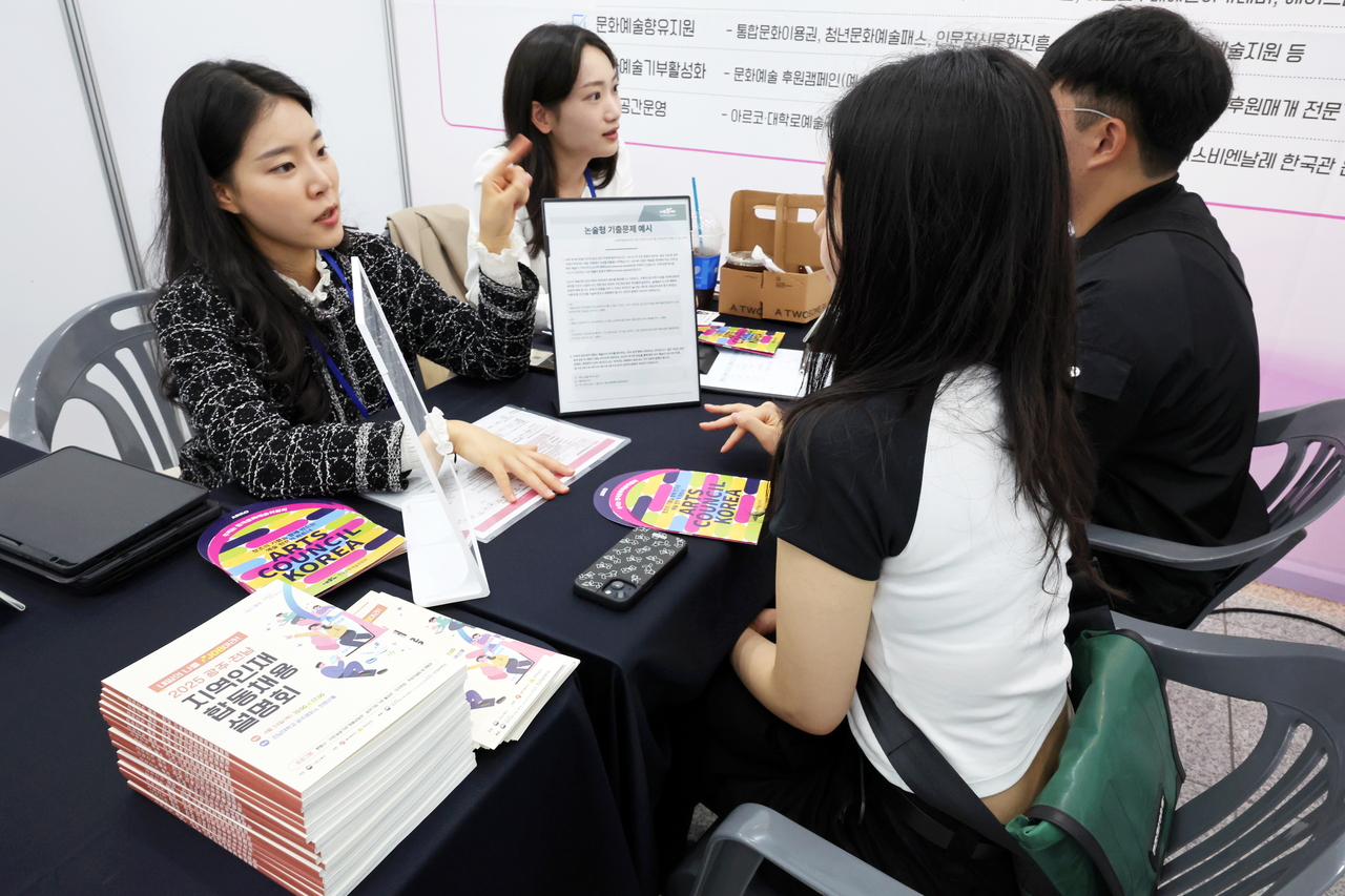 24일 광주 북구 전남대학교 컨벤션홀에서 열린 ‘2025 광주ㆍ전남 지역인재 합동 채용설명회’에서 취업준비생들이 인사담당자의 설명을 듣고 있다. [연합]