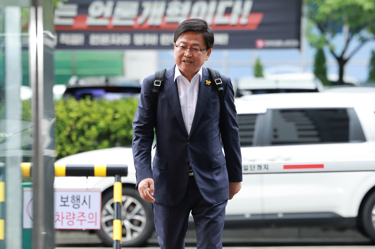 최교진 사회부총리 겸 교육부 장관 토토사이트 통장 묶는법가 14일 인사청문회 준비 사무실이 마련된 서울 영등포구 여의도 한국교육시설안전원으로 출근하고 있다. [연합]