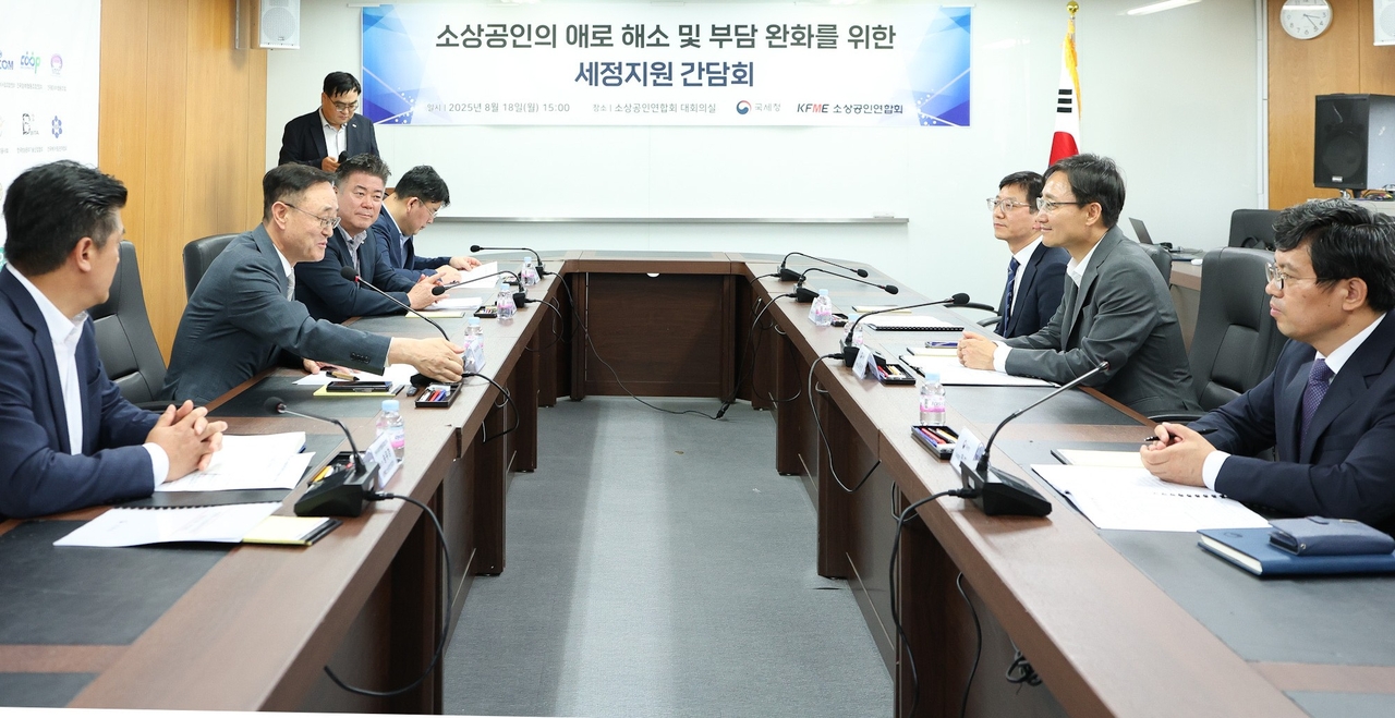 임광현 국세청장이 18일 서울 여의도 소상공인연합회 대회의실에서 열린 소상공인의 애로 해소 및 부담 완화를 위한 세정지원 간담회에서 발언하고 있다. [국세청 제공]