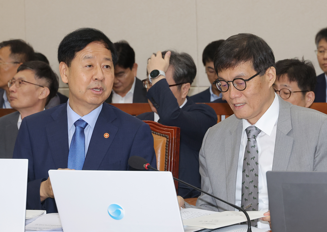 이창용 한국은행 총재가 기준금리 결정을 앞두고 서울 집값이 아직 높다고 밝혔다. 구윤철 경제부총리 겸 기획재정부 장관(왼쪽)과 이창용 한국은행 총재가 19일 서울 여의도 국회에서 열린 기획재정위원회 전체회의에서 대화하고 있다. [연합]