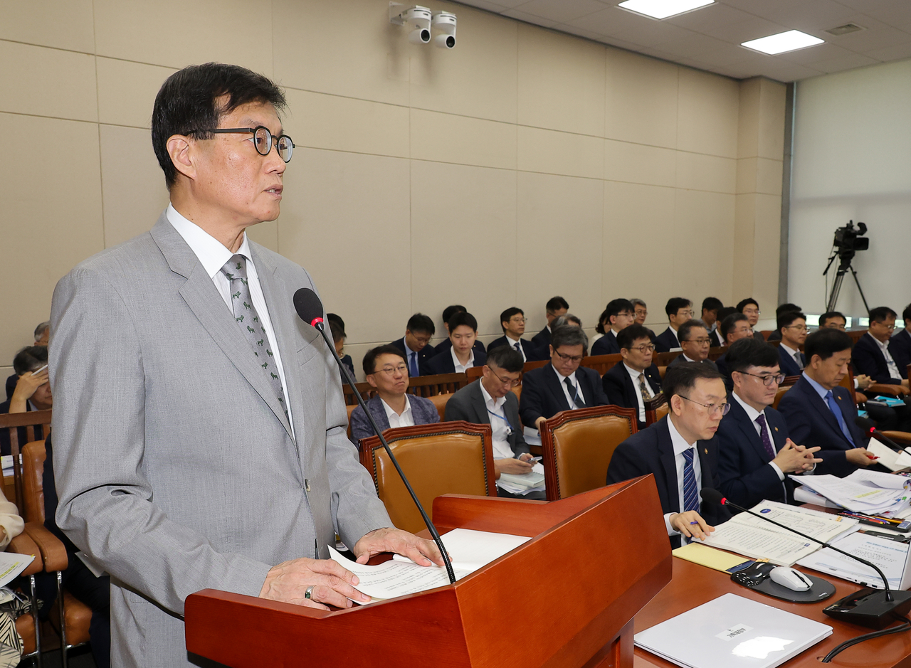 이창용 한국은행 총재가 19일 서울 여의도 국회에서 열린 기획재정위원회 전체회의에서 업무보고를 하고 있다. [연합]