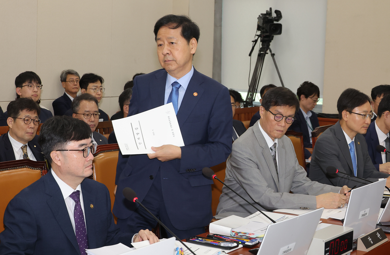 구윤철 경제부총리 겸 기획재정부 장관이 19일 국회에서 열린 기획재정위원회 전체회의에서 업무 보고를 위해 이동하고 있다. [연합]