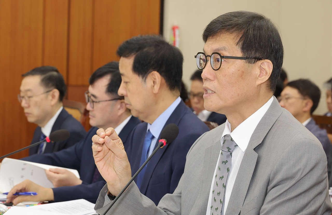 이창용 한국은행 총재가 19일 국회에서 열린 기획재정위원회 전체회의에서 원화 아바 토토사이트 정책 관련 추가 보고를 하고 있다. [연합]