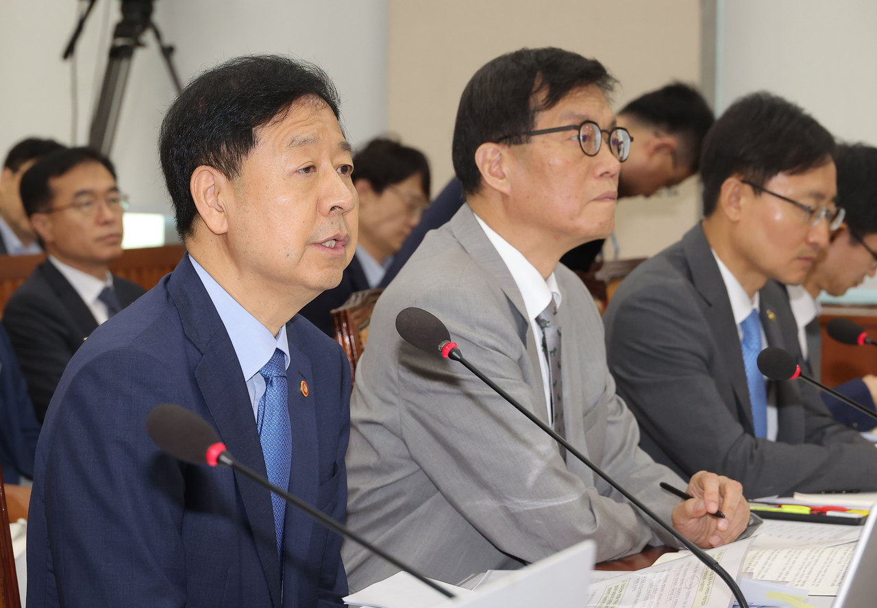 구윤철 경제부총리 겸 기획재정부 장관이 19일 국회에서 열린 기획재정위원회 전체회의에서 의원 질의에 답변하고 있다. [연합]