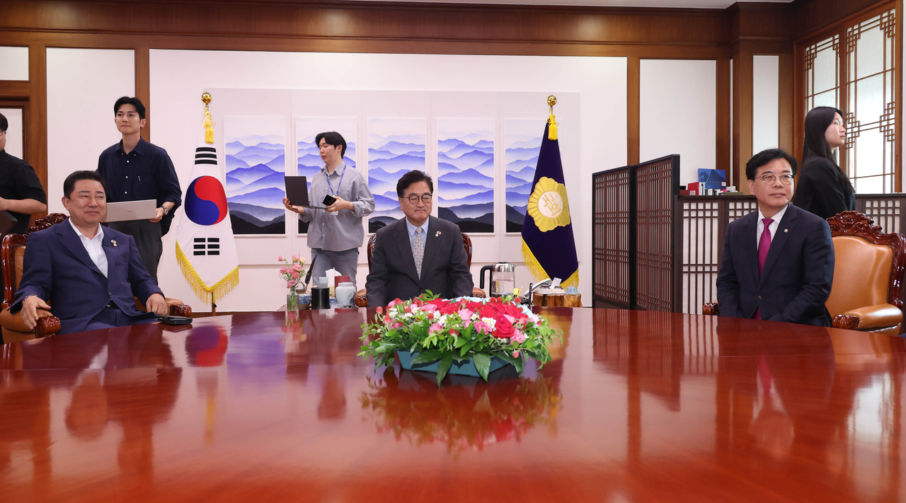 우원식 국회의장과 김병기 더불어민주당 원내대표, 송언석 국민의힘 비상대책위원장 겸 원내대표가 19일 서울 여의도 국회에서 회동을 갖고 있다. [공동취재]