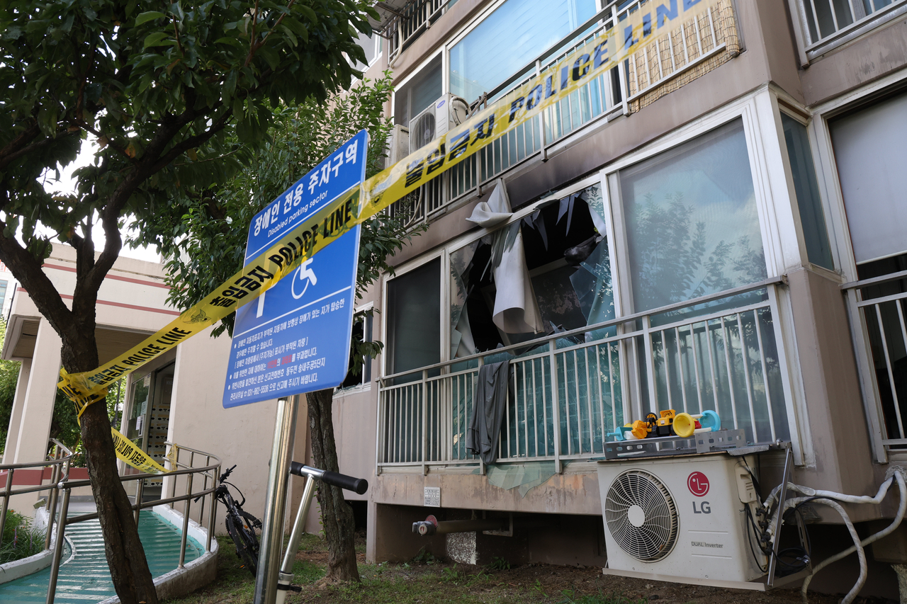 19일 새벽 경기도 동두천시의 한 아파트에서 레프리 토토사이트 발화로 추정되는 화재가 일어나 주민 6명이 다쳤다. 사진은 통제된 화재 현장의 모습. [연합]
