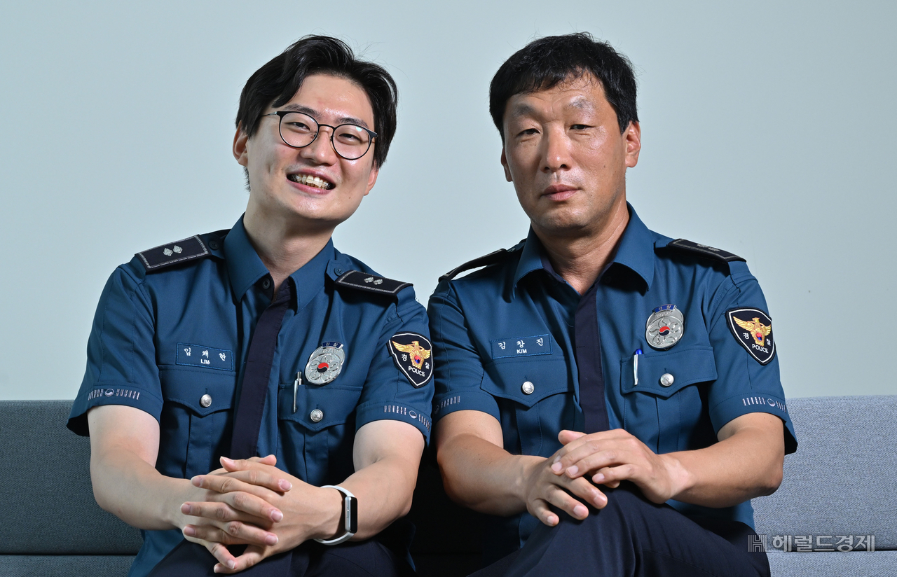 월곡지구대 임채현(왼쪽) 순경과 롤 스포츠토토경찰서 범죄예방대응과 김창진 경감이 지난달 서울 성북구 롤 스포츠토토경찰서에서 헤럴드경제와 인터뷰에 앞서 포즈를 취하고 있다. 임세준 기자