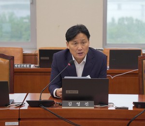 與 김영진 “초창기 잔치 끝…민심 목소리 단호하단 것 느끼며 대처해야”