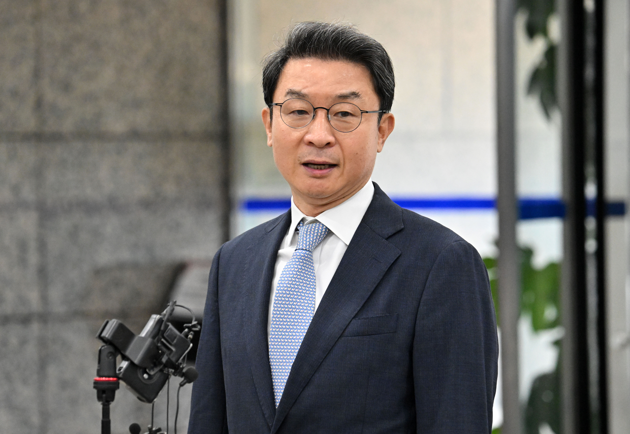 이억원 금융위원장 후보자가 지난 14일 오전 서울 중구 예금보험공사에 마련된 인사청문회에 사무실에 출근하며 취재진의 질의에 답변하고 있다. [헤럴드DB]