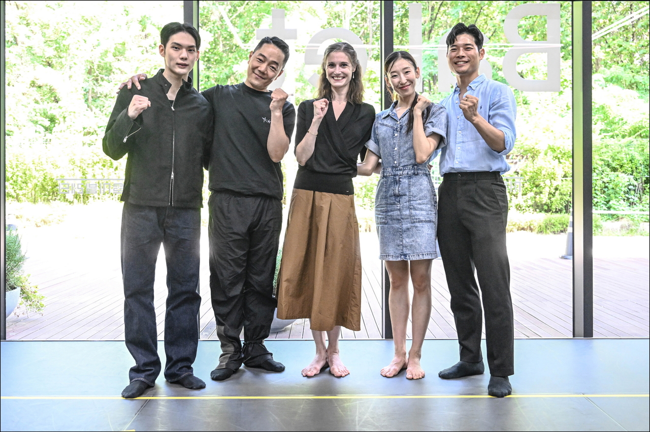 From left, ballet dancer Kang Gyeong-ho, choreographer Ryu Hoi-woong, stager Feline van Dijken, ballet dancers Lee Ji-young and Choi Young-gyu pose for a group photo after a press conference on Nodeul Island on Monday. (Seoul Metropolitan Ballet)