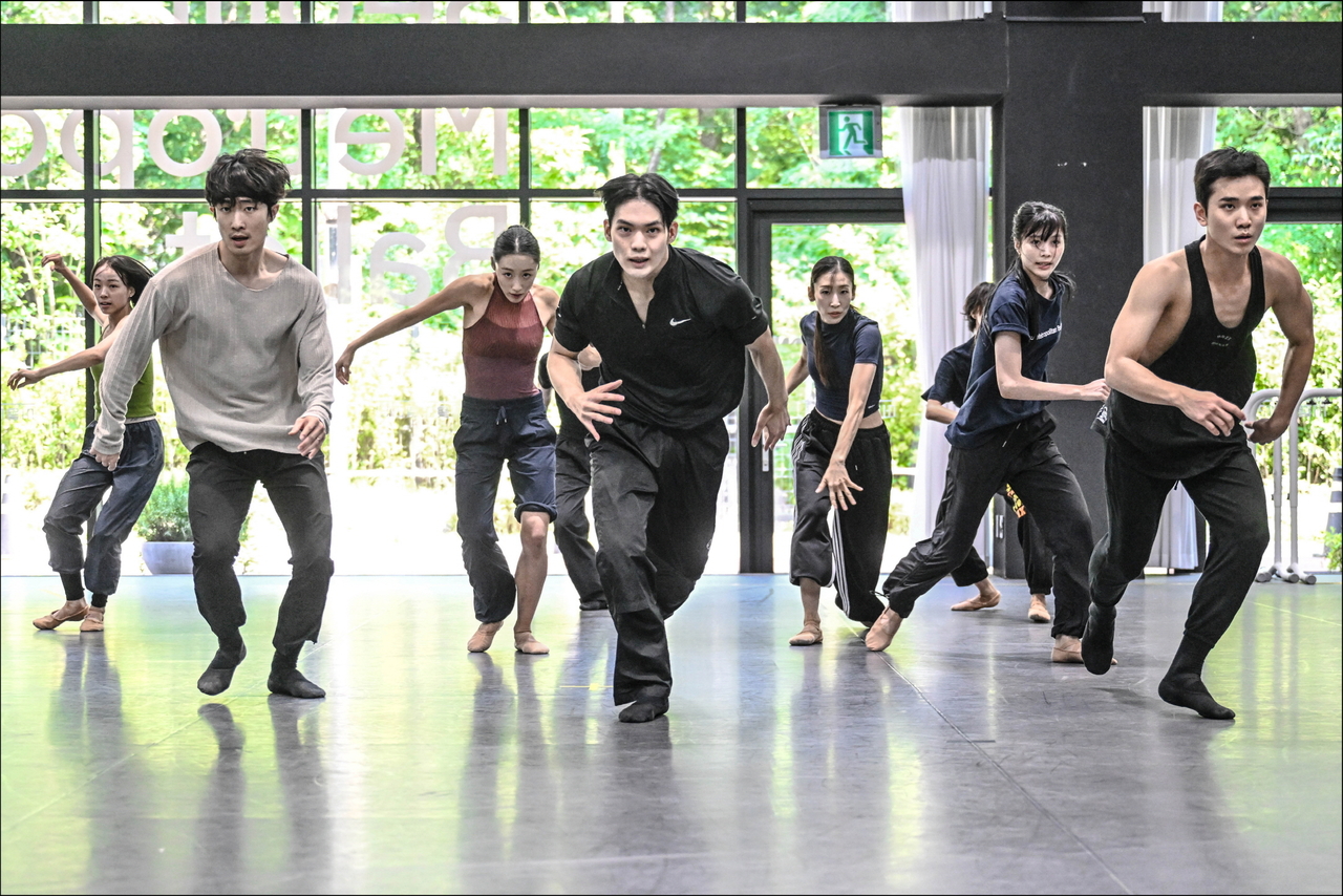 Kang Gyeong-ho (center) rehearses a scene from Ryu Hoi-woong's "No More." (Seoul Metropolitan Ballet)