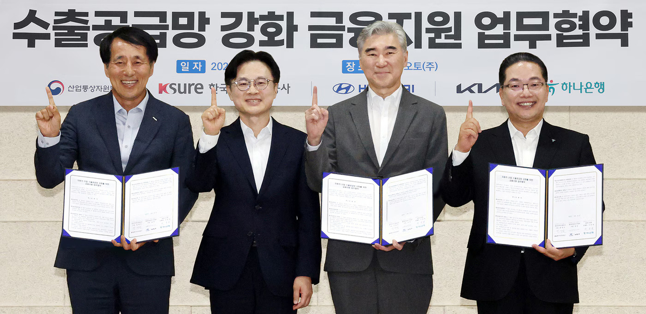 From left: Korea Trade Insurance Corp. CEO Jang Young-jin, Trade, Industry and Energy Minister Kim Jung-kwan, Hyundai Motor Group President Sung Kim and Hana Bank CEO Lee Ho-sung pose after signing a partnership to support auto parts makers on Monday in Asan, South Chungcheong Province. (Hana Bank)